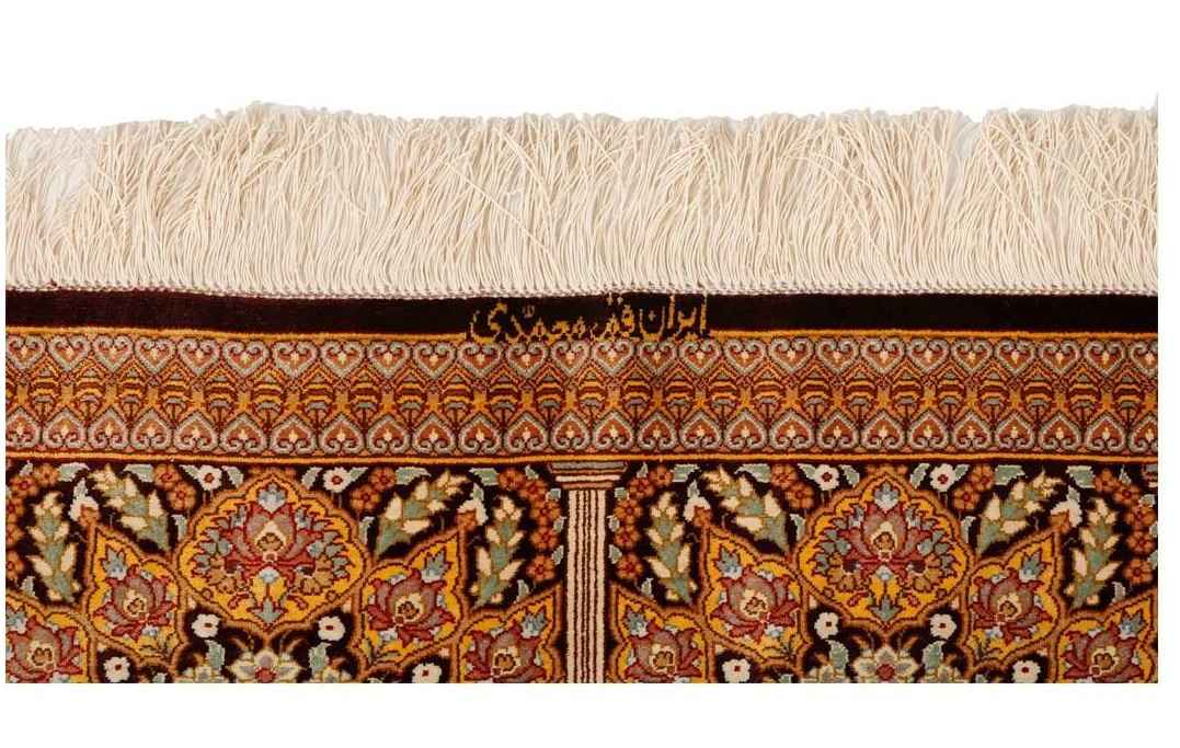 Tapis en soie iranienne tissé à la main avec motif médaillon couleur crème – Qom