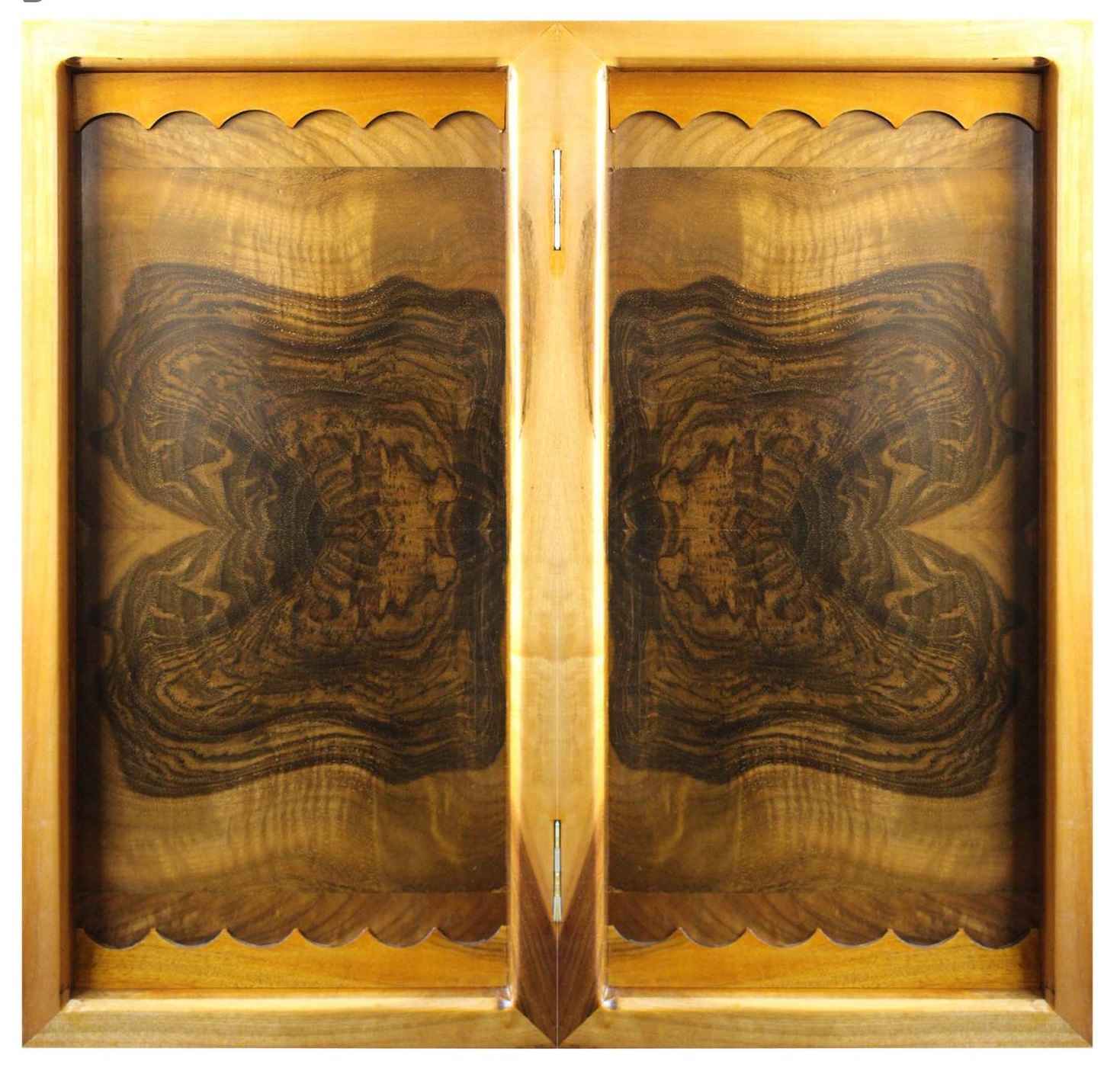 Plateau de Backgammon Sculpté en Bois, Fabriqué à la Main avec l’Héritage Persan Phoenix