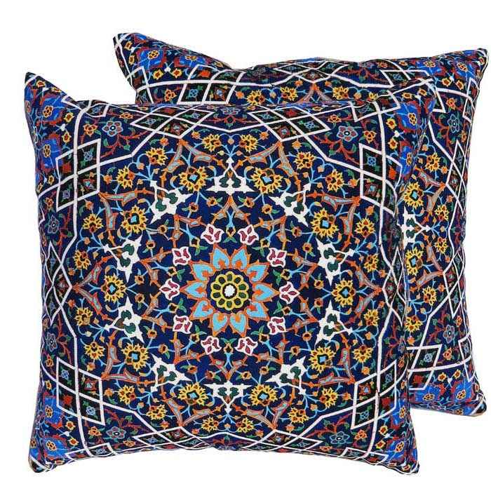 Tabouret et coussins en velours éclectique inspirés de l’art persan