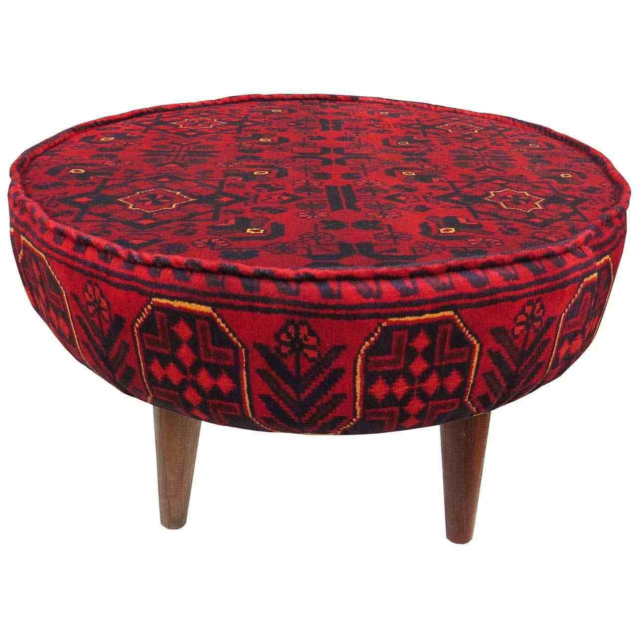Tabouret et coussins en velours traditionnel inspirés de l’art persan