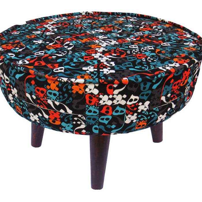 Tabouret et coussins en velours éclectique inspirés de l’art persan