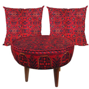 Tabouret et coussins en velours traditionnel inspirés de l’art persan