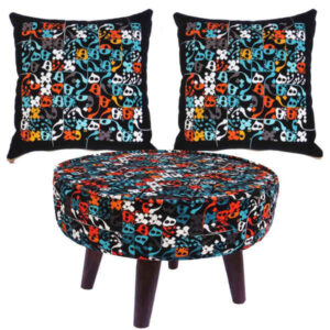 Tabouret et coussins en velours éclectique inspirés de l’art persan