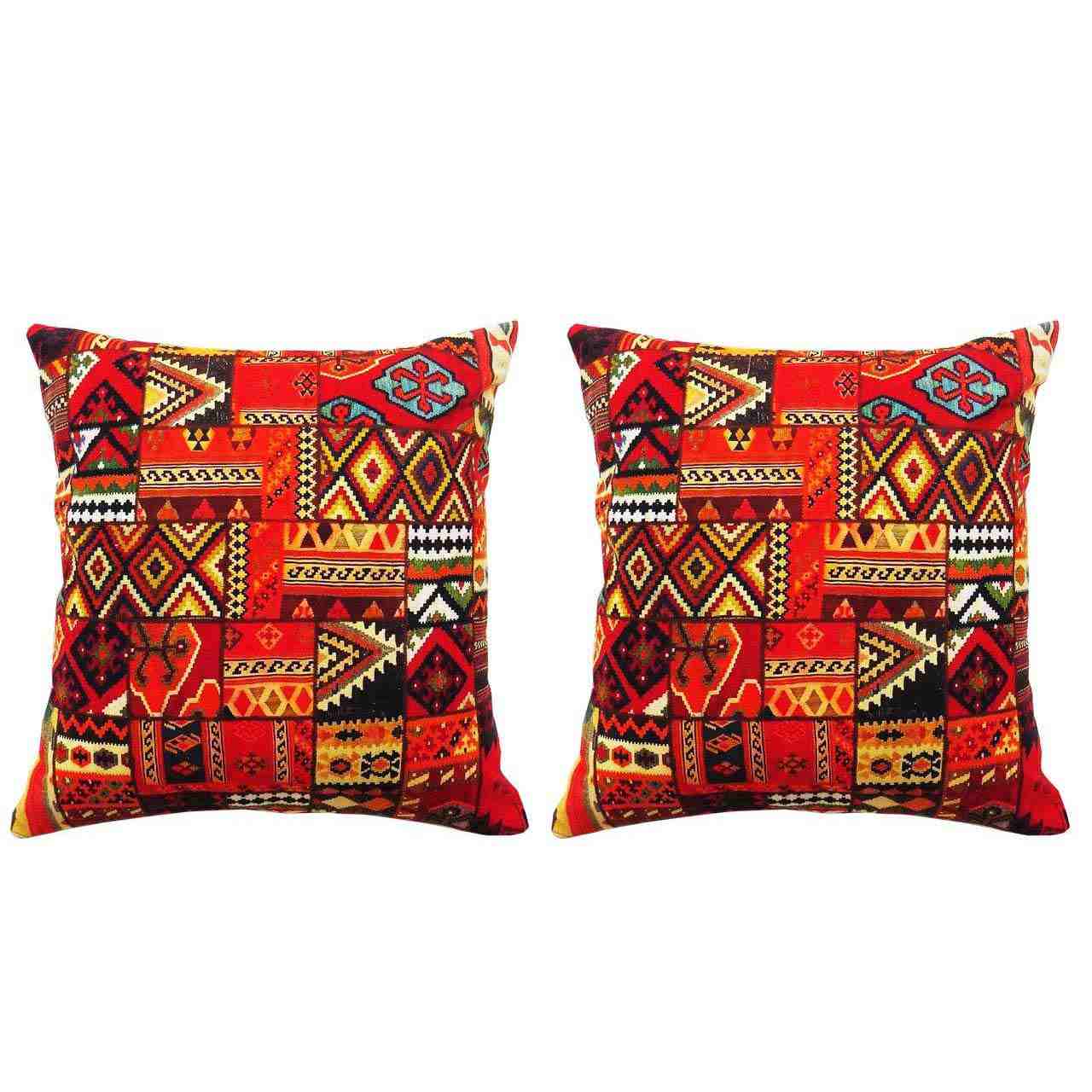 Tabouret et coussins en velours traditionnel inspirés de l’art persan