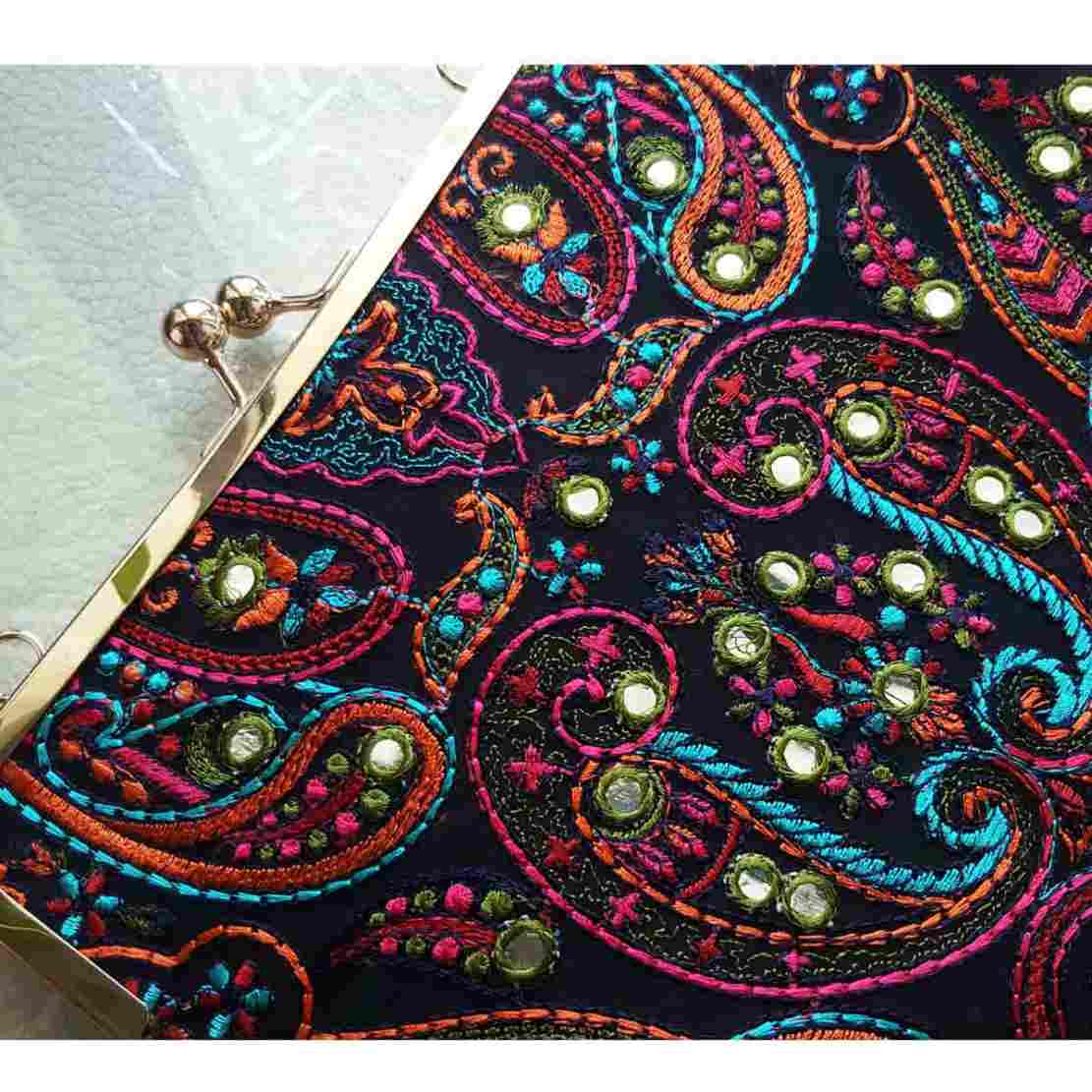 Pochette brodée avec motif Paisley