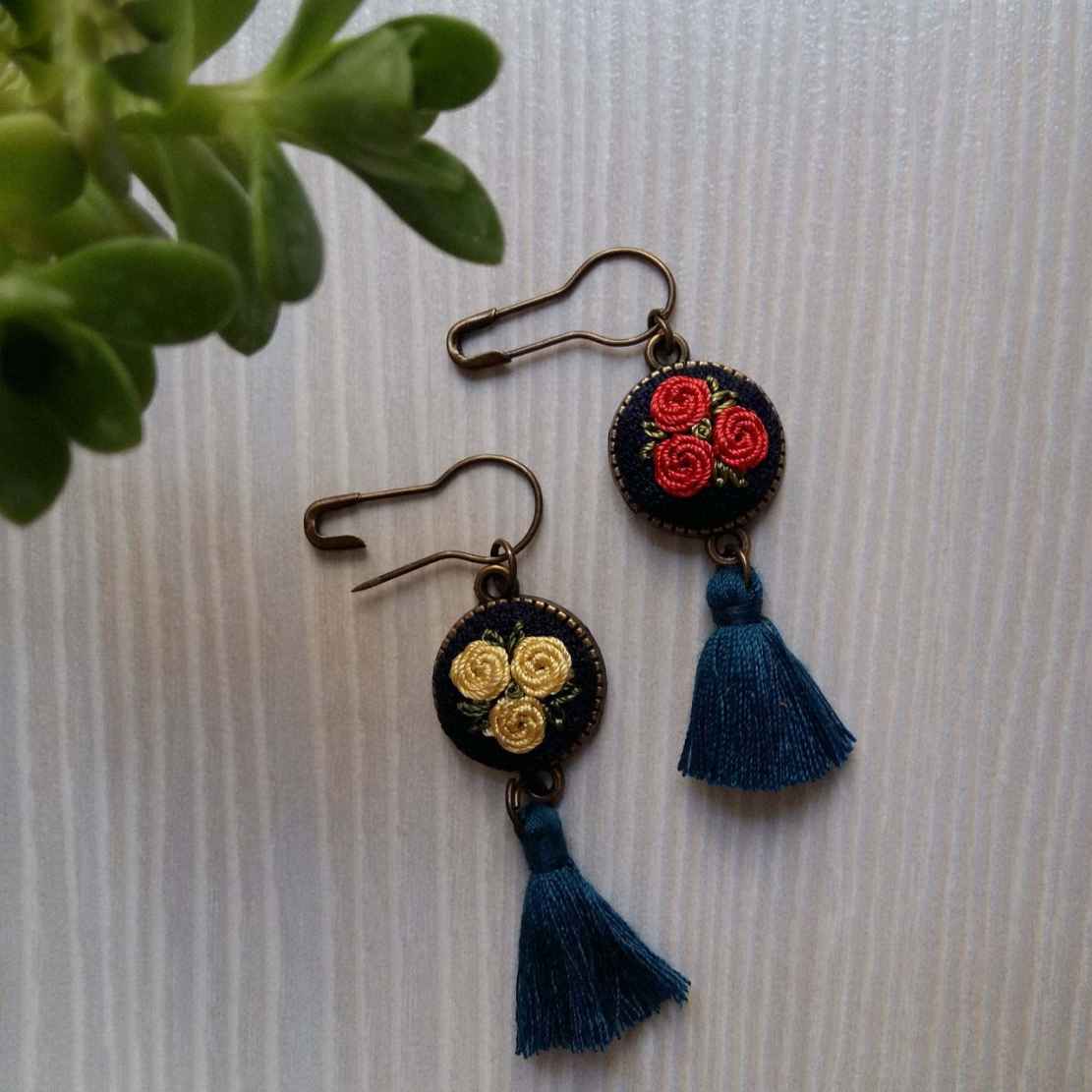 Broche brodée – Modèle Fleurs SJ