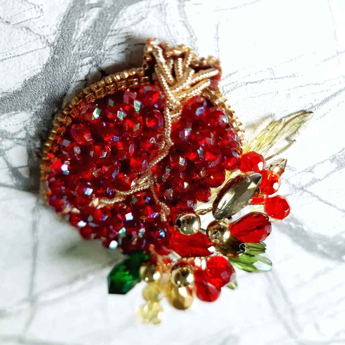 Épinglette Broche Grenade – Symbolique et Élégante
