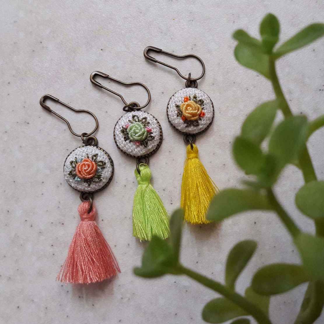 Broche brodée – Design Fleur Bleue