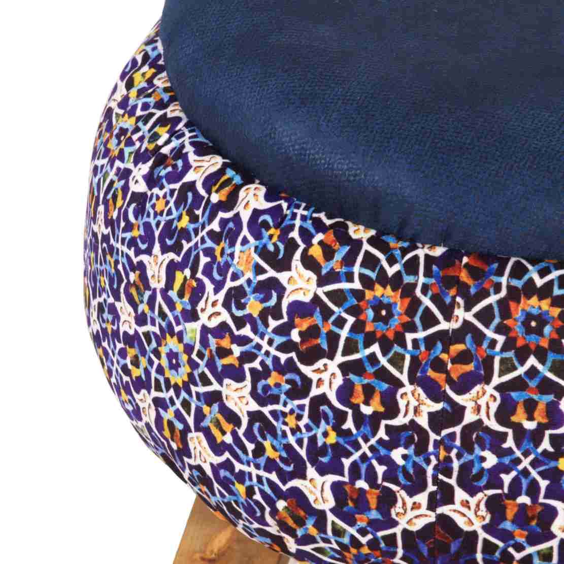 Pouf rond en velours bleu marine avec pieds en bois inspiré de l’art persan