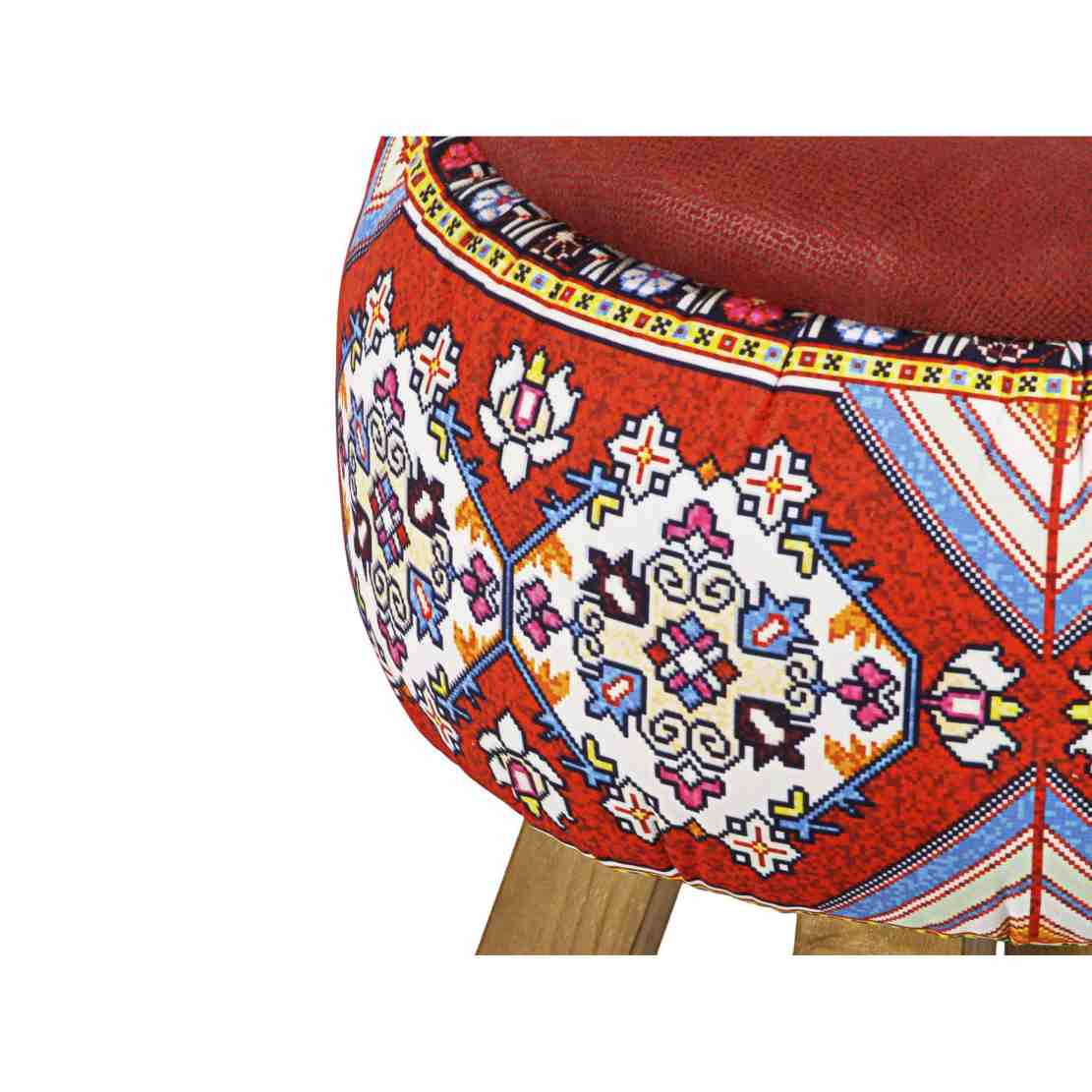 Pouf rond en velours rouge avec pieds en bois inspiré de l’art persan