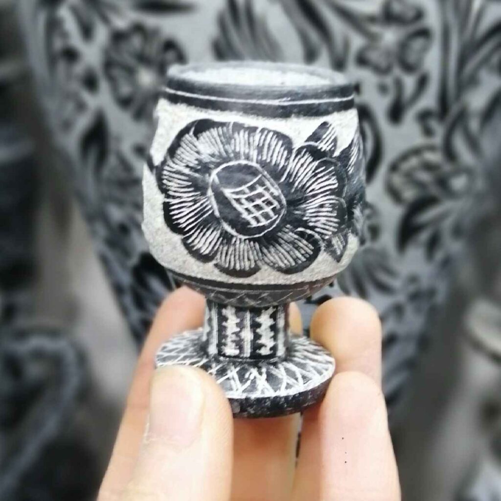 Tasse de café en pierre artisanale avec piédestal et design floral, 2 pièces