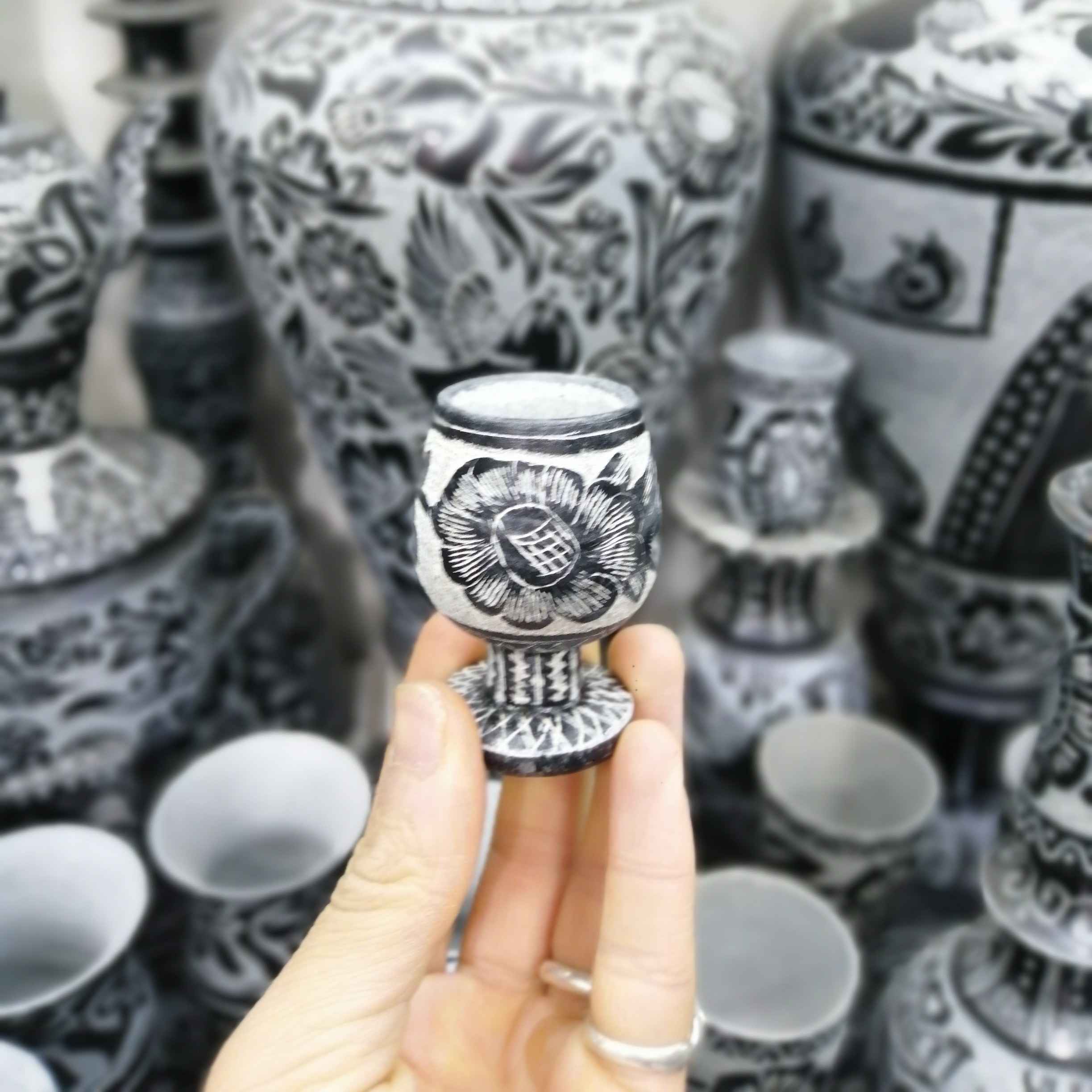 Tasse de café en pierre artisanale avec piédestal et design floral, 2 pièces