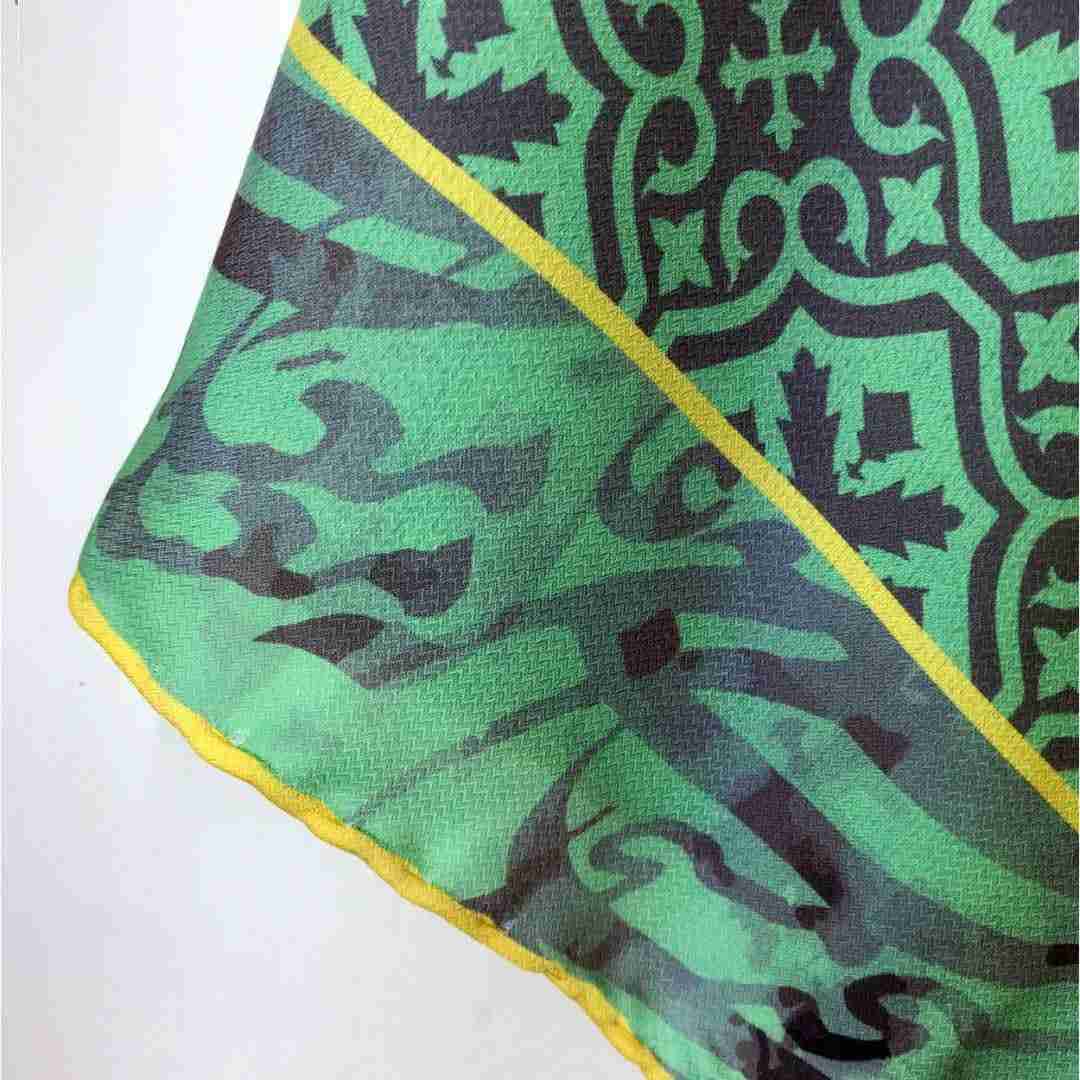 Écharpe artistique perse pour femme – imprimé Nastaliq luxueux et éclatant