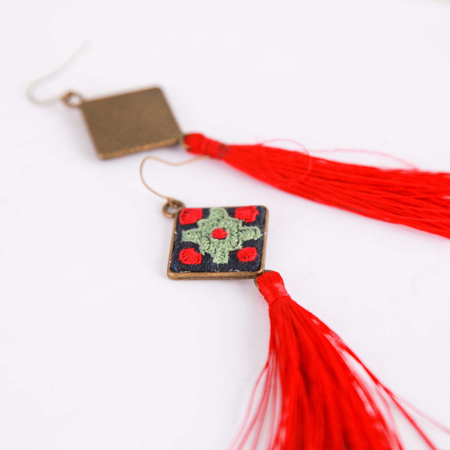 Boucles d’oreilles persanes brodées – Suzani traditionnel baloutche à pompons, modèle Nura