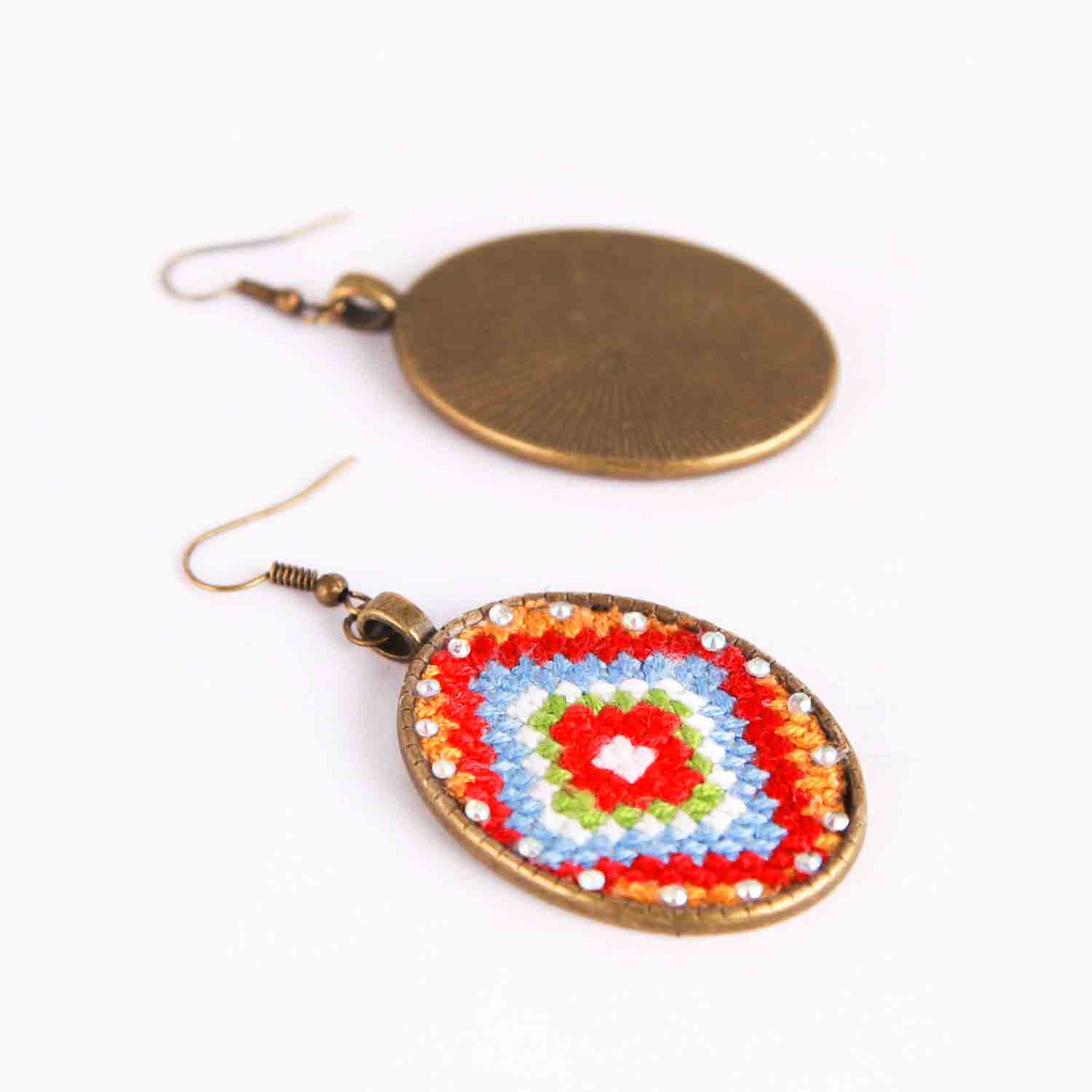 Boucles d’oreilles persanes brodées – Suzani traditionnel baloutche à fleurs rouges