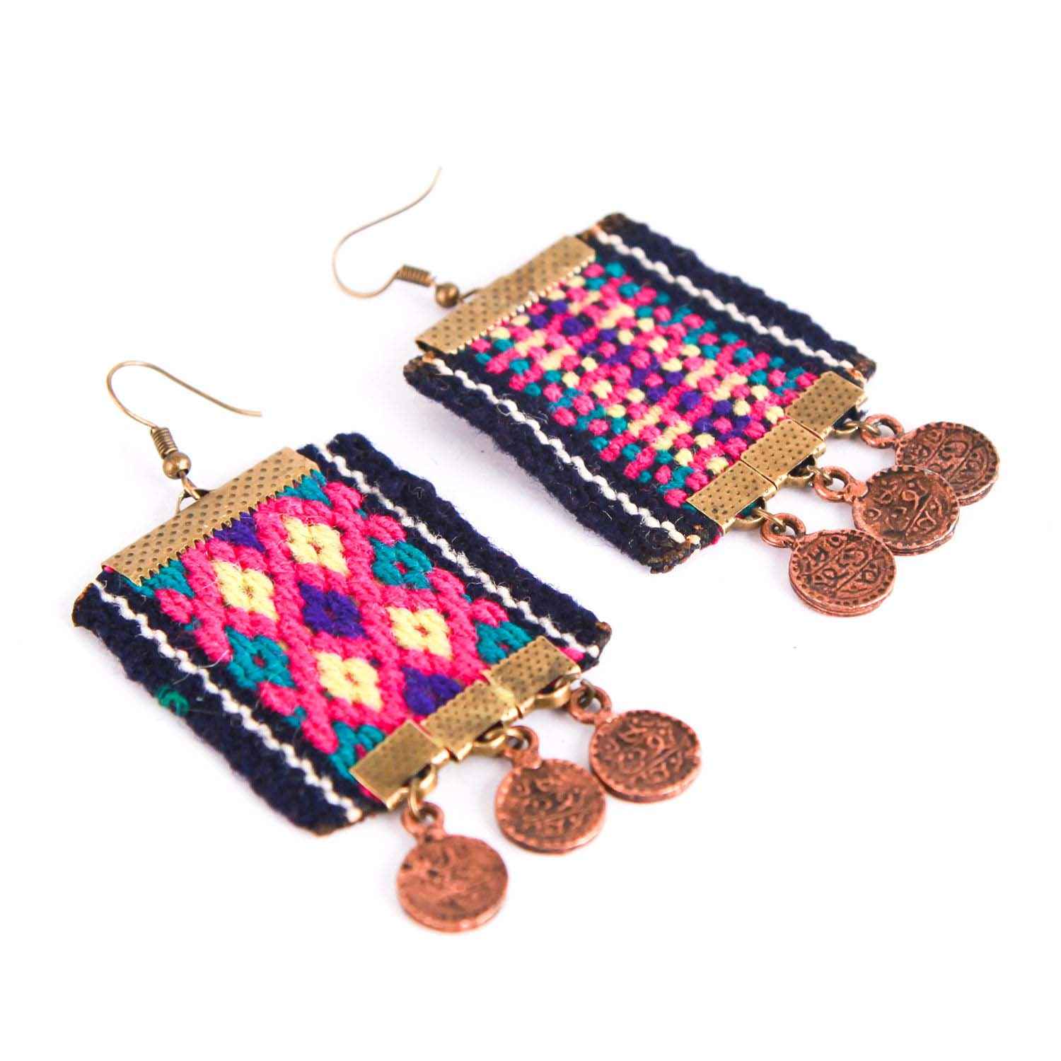 Boucles d’oreilles persanes brodées – Suzani traditionnel baloutche avec pièces de monnaie