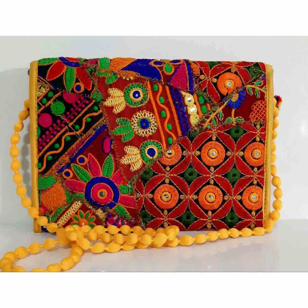 Pochette en velours brodée avec cercles floraux