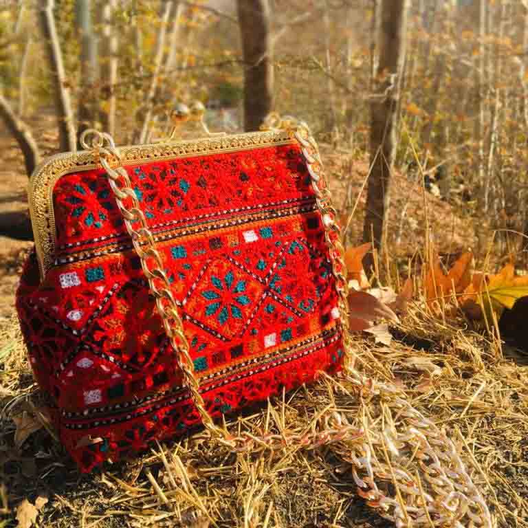 Pochette brodée avec motif géométrique traditionnel – Bisheh