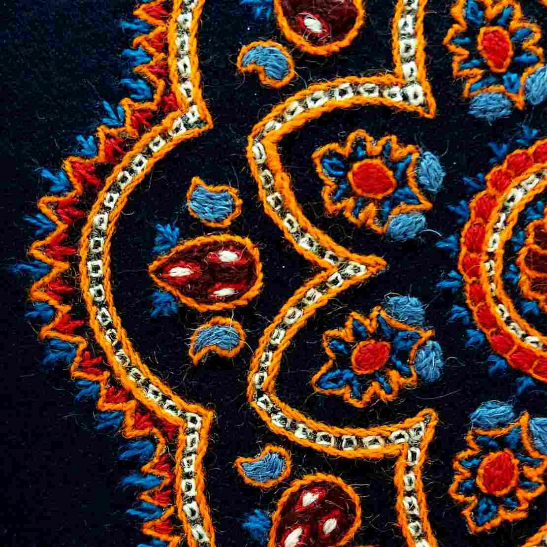 Tenture murale persane brodée – Œuvre textile florale Toranj