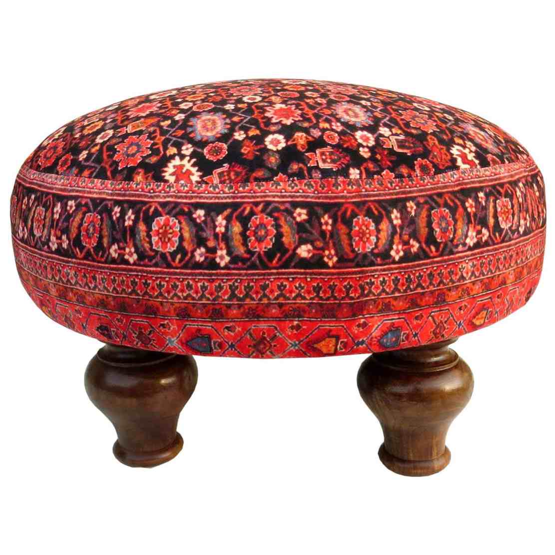 Pouf persan rouge traditionnel avec pieds en bois et tissu en velours rond