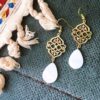 Boucles d'oreilles en laiton persan avec Agate Blanche