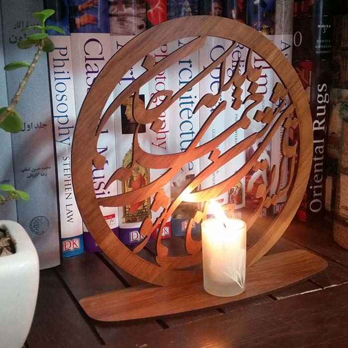 Bougeoir de table en bois orné de motifs persans avec calligraphie