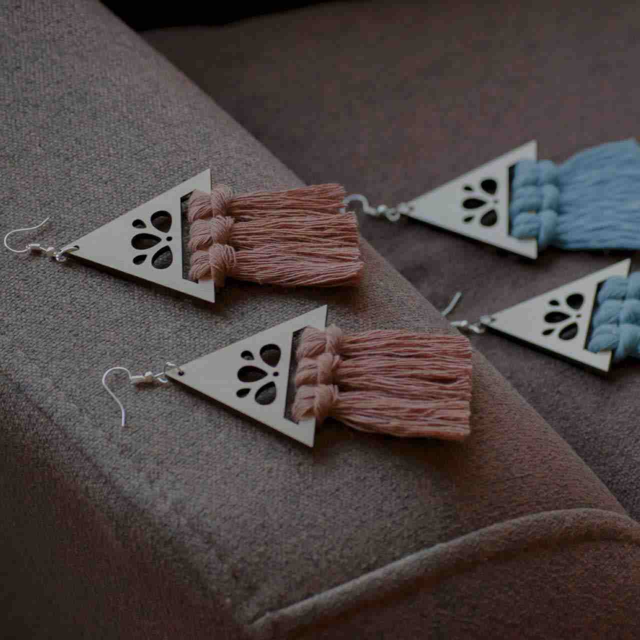 Boucles d’oreilles à pompons en macramé, modèle Triangle