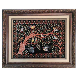 Tapis persan figuratif noué à la main de Qom représentant des fleurs