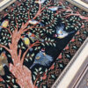 Tapis persan figuratif noué à la main de Qom représentant des fleurs
