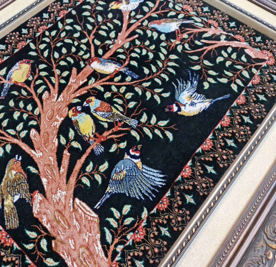 Tapis persan figuratif noué à la main de Qom représentant des fleurs