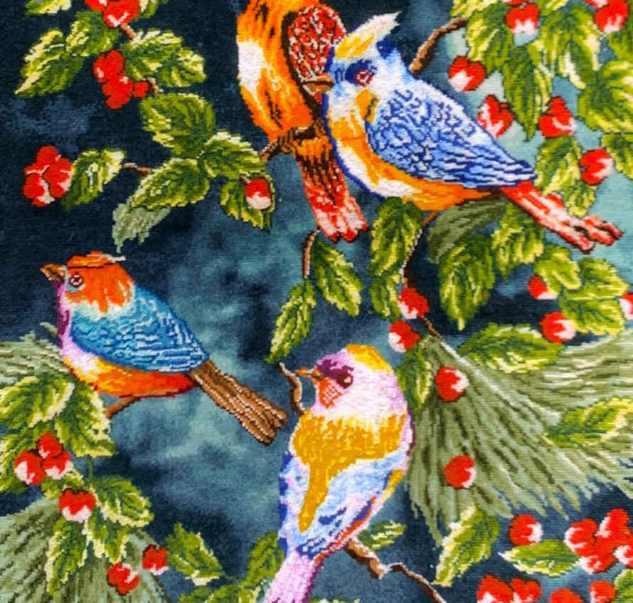 Tapis persan figuratif noué à la main de Tabriz représentant des oiseaux et des fleurs