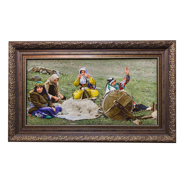Tapis persan figuratif noué à la main de Tabriz représentant le filage de laine