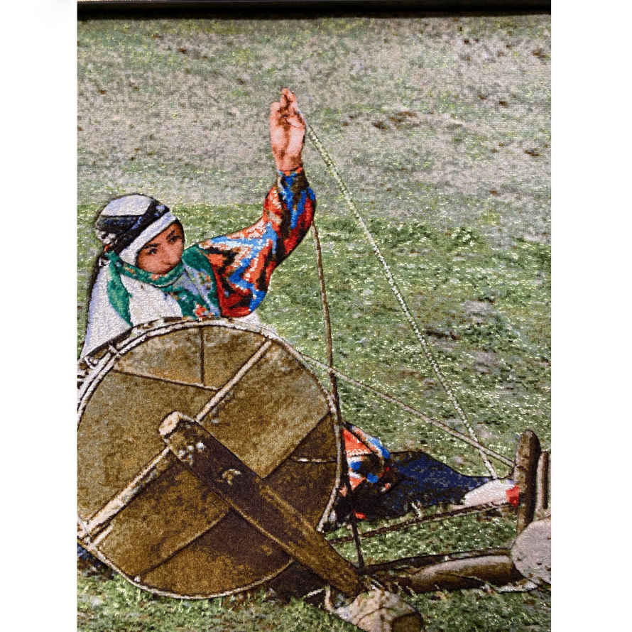 Tapis persan figuratif noué à la main de Tabriz représentant le filage de laine