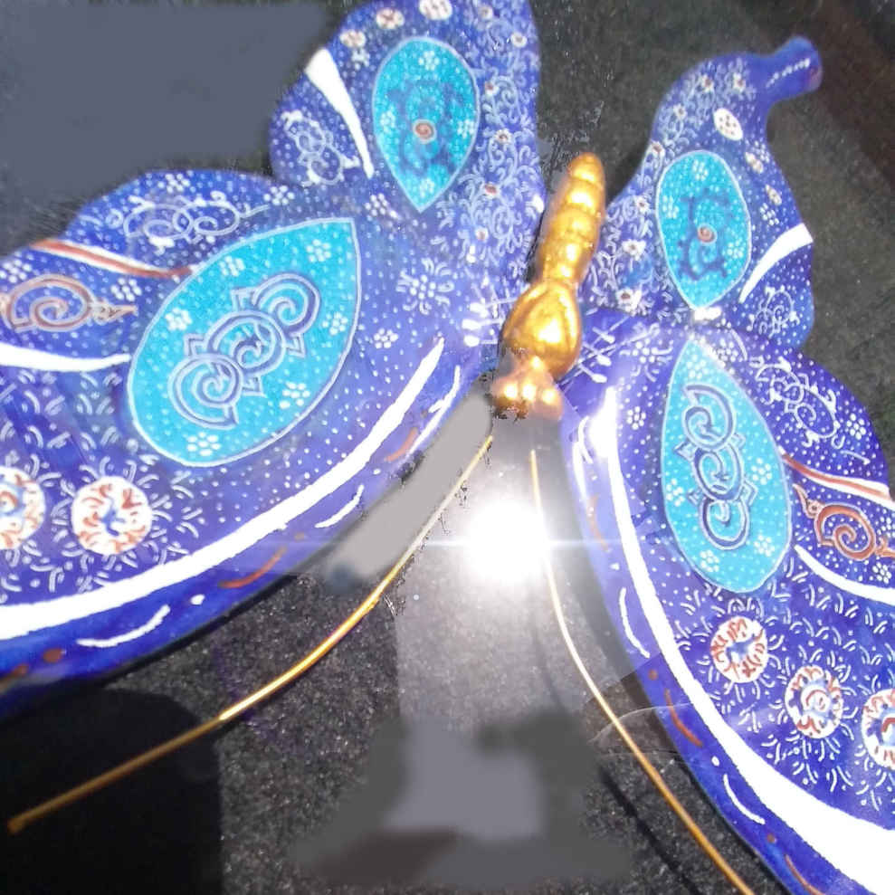 Tableau en métal encadré avec émaillage – Papillon artistique