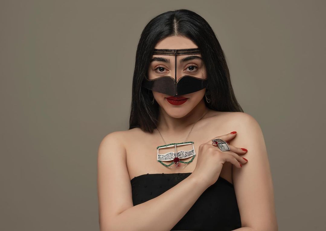 Burqa Omanienne Fait à la Main – Burqa du Golfe Modèle Gris