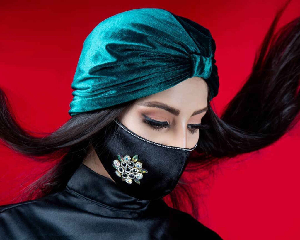 Masque facial brodé fait à la main pour femme