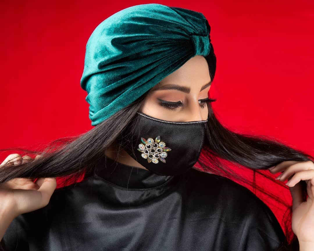 Masque facial brodé fait à la main pour femme