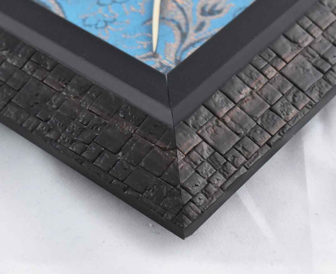 Calligraphie Islamique Encadrée – Art de Marqueterie en Bois – Allah