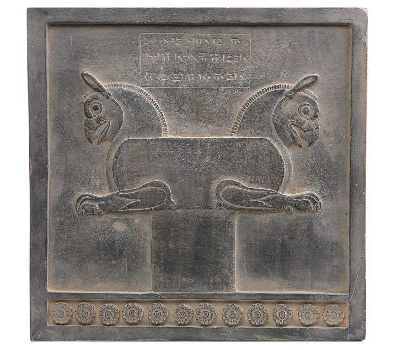 Réplique d’inscription – Chapiteau à tête d’aigle inspiré de l’Antiquité perse
