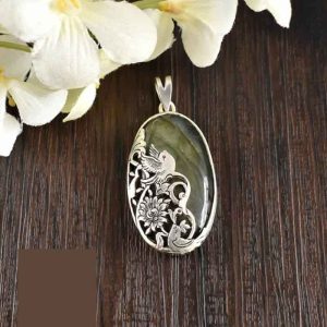 Pendentif en argent gravé persan avec pierre précieuse Labradorite