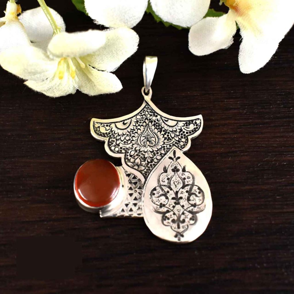 Pendentif en argent gravé persan avec pierre précieuse Aventurine