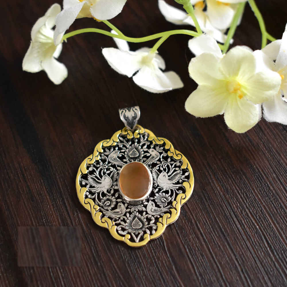 Pendentif persan en argent gravé avec pierre précieuse agate