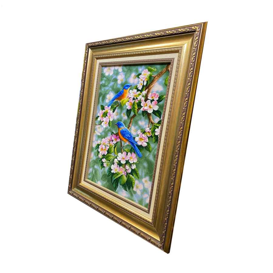 Tapis persan figuratif noué à la main de Tabriz représentant des fleurs et un moineau bleu