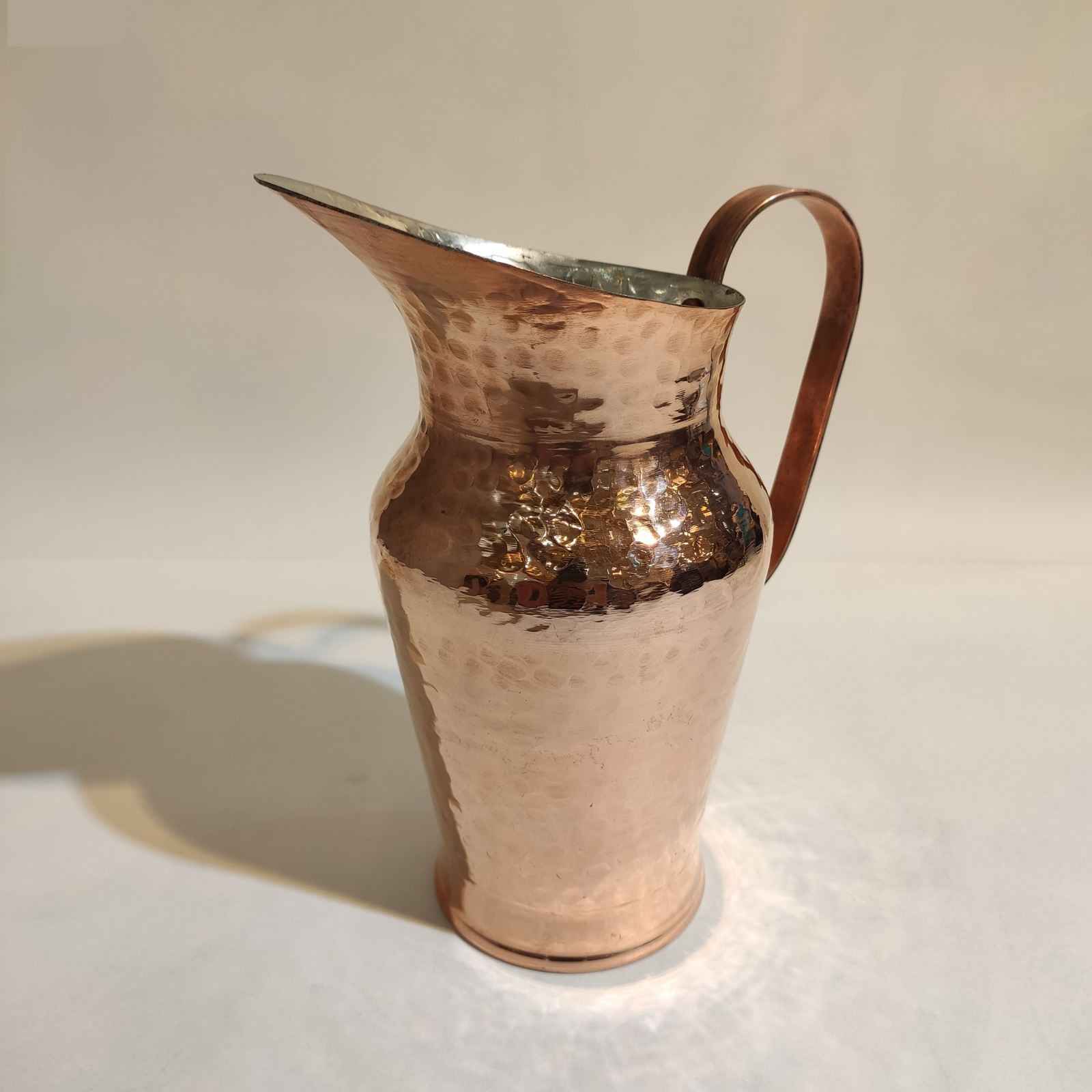 Carafe en cuivre perse martelé traditionnel Sana
