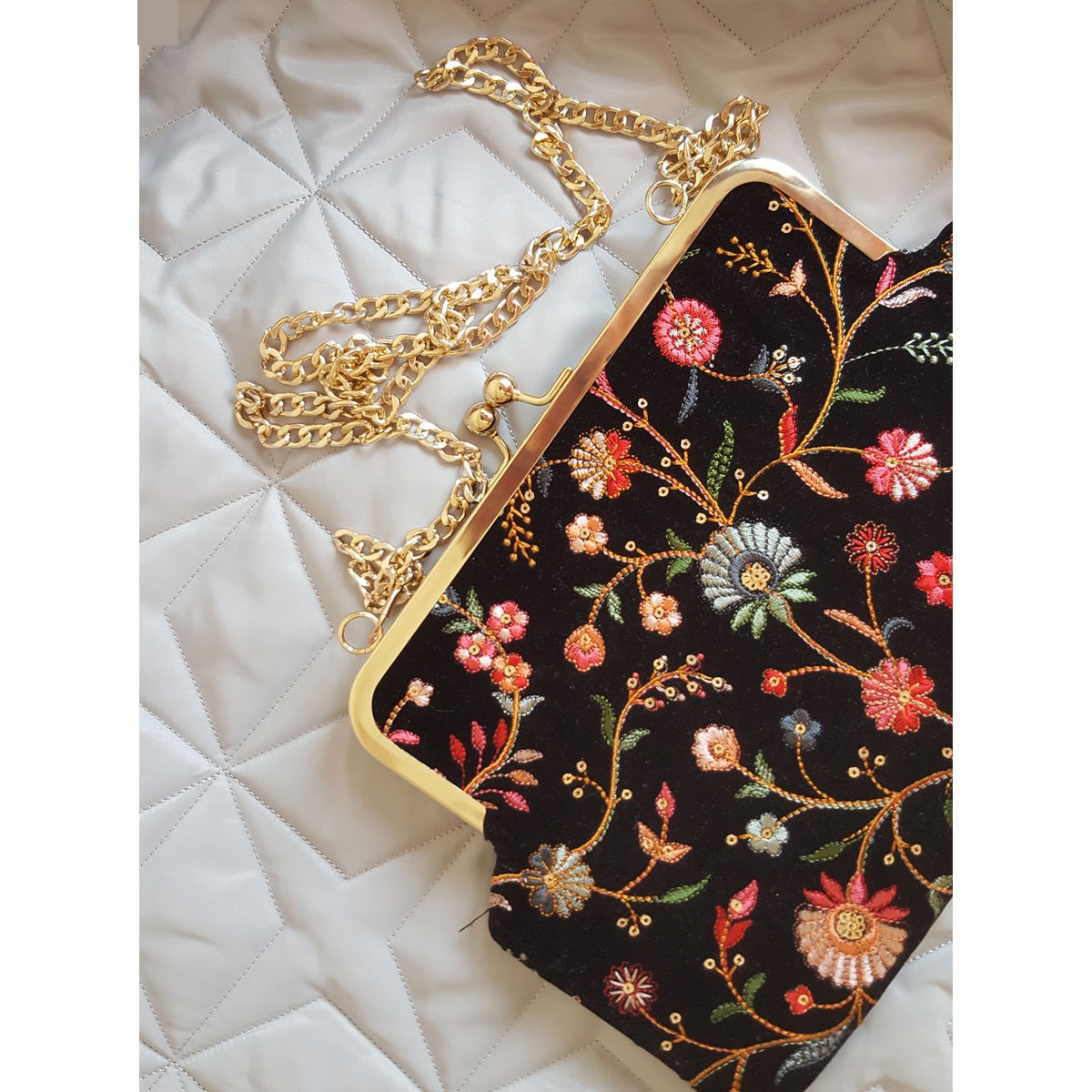 Pochette brodée avec design floral complexe – Magnolia