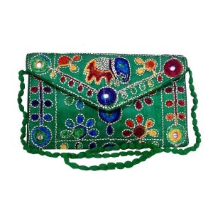 Pochette Velours Ethnique Brodée avec Design Baloutche – Vert