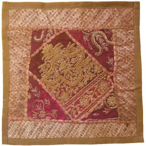 Housse de Coussin Brodée – Design Rouge Foncé