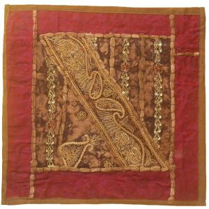 Housse de Coussin Brodée – Design Suzani Rouge avec Motifs Dorés II