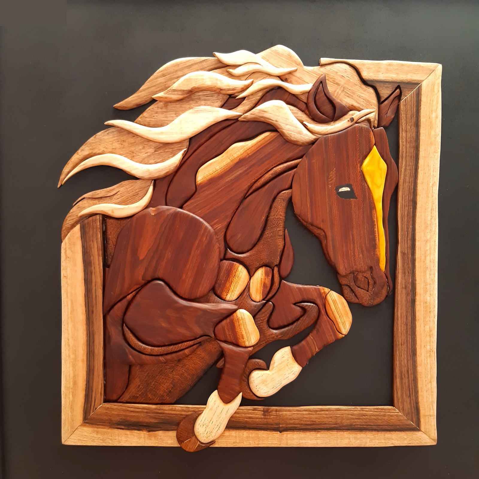 Art en Marqueterie de Bois – Le Cheval Artistique