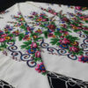 Écharpe Ethnique Turkmène - Élégance et Tradition avec un Motif Floral en Blanc